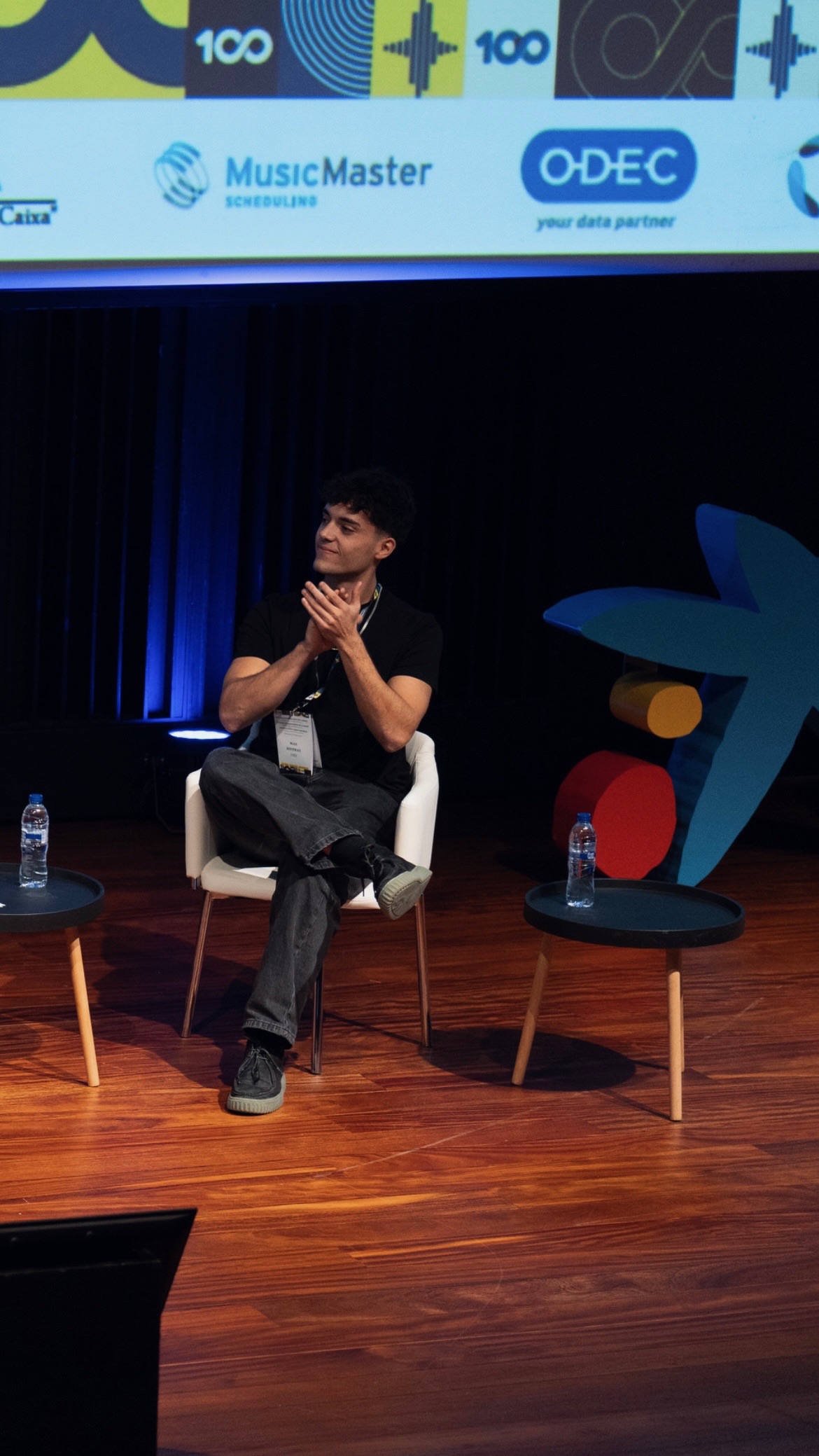 Max en cabina de locución